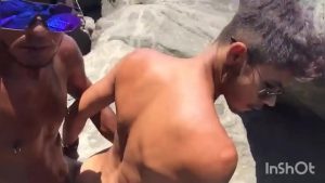 Gays transando na praia e filmando a foda gostosa