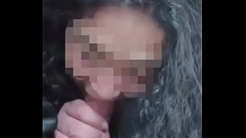 Boquete no sigilo com ela sugando gostoso enquanto ele aproveita o pra